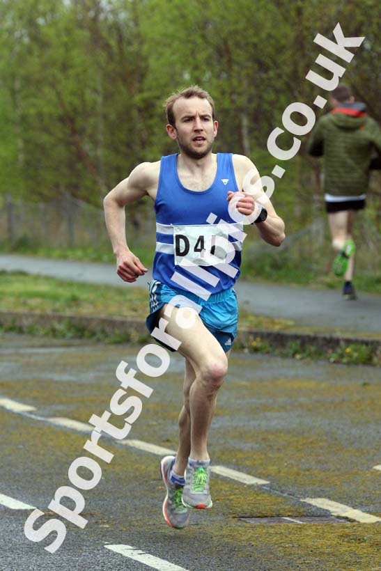 Senior mens relay, Elswick Good Friday Road Races. Photo: David T. Hewitson/Sports for All Pics